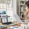 ノートPCで画像生成AIの利用規約と著作権チェック項目を見比べながら公開前確認をしているイメージ